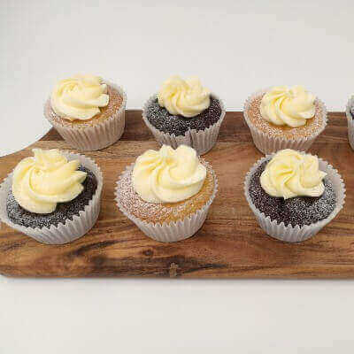 Cupcakes with cream cheese icing (chocolate or vanilla)